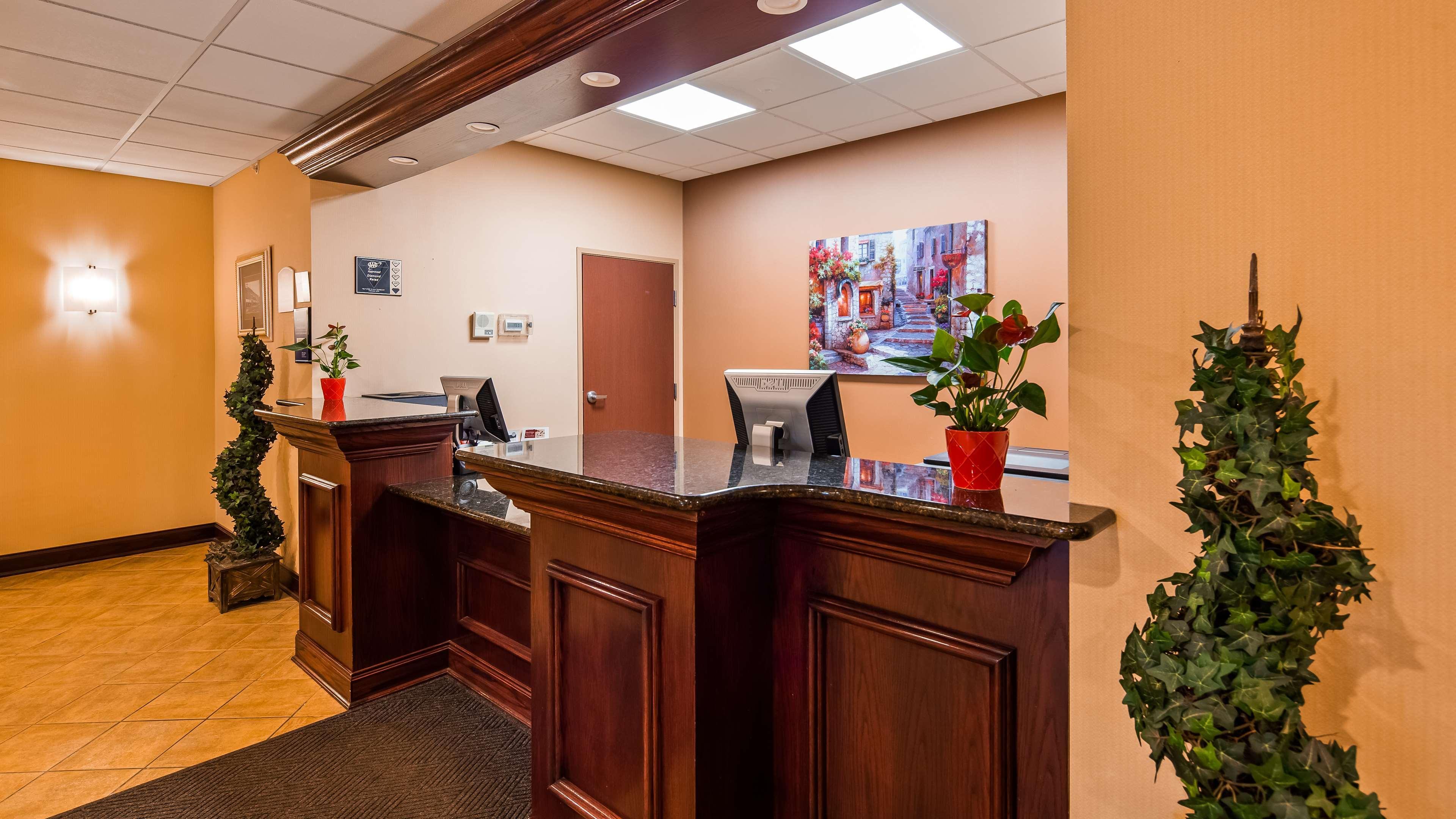 Best Western Plus Victor Inn & Suites Exterior photo