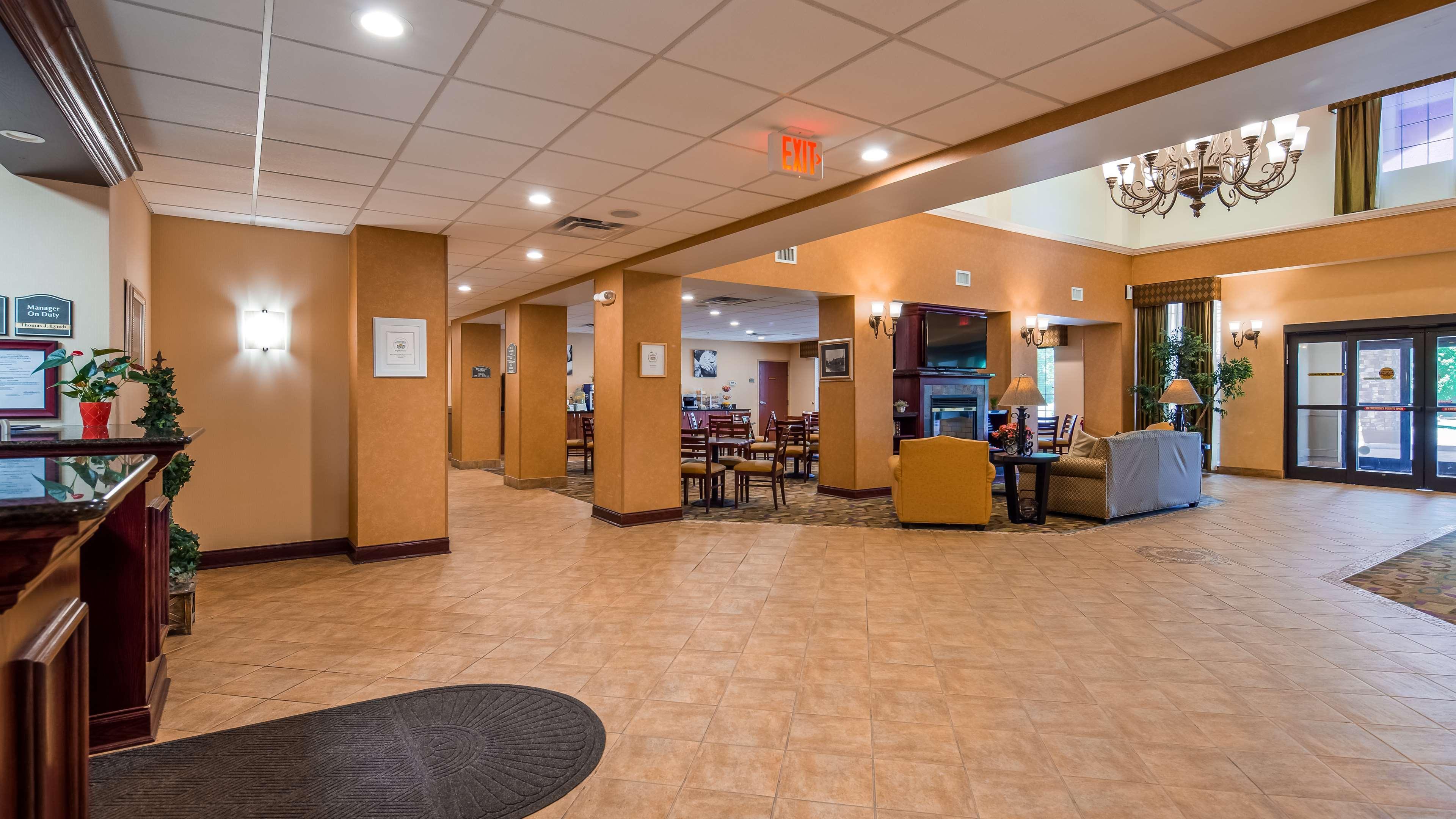 Best Western Plus Victor Inn & Suites Exterior photo