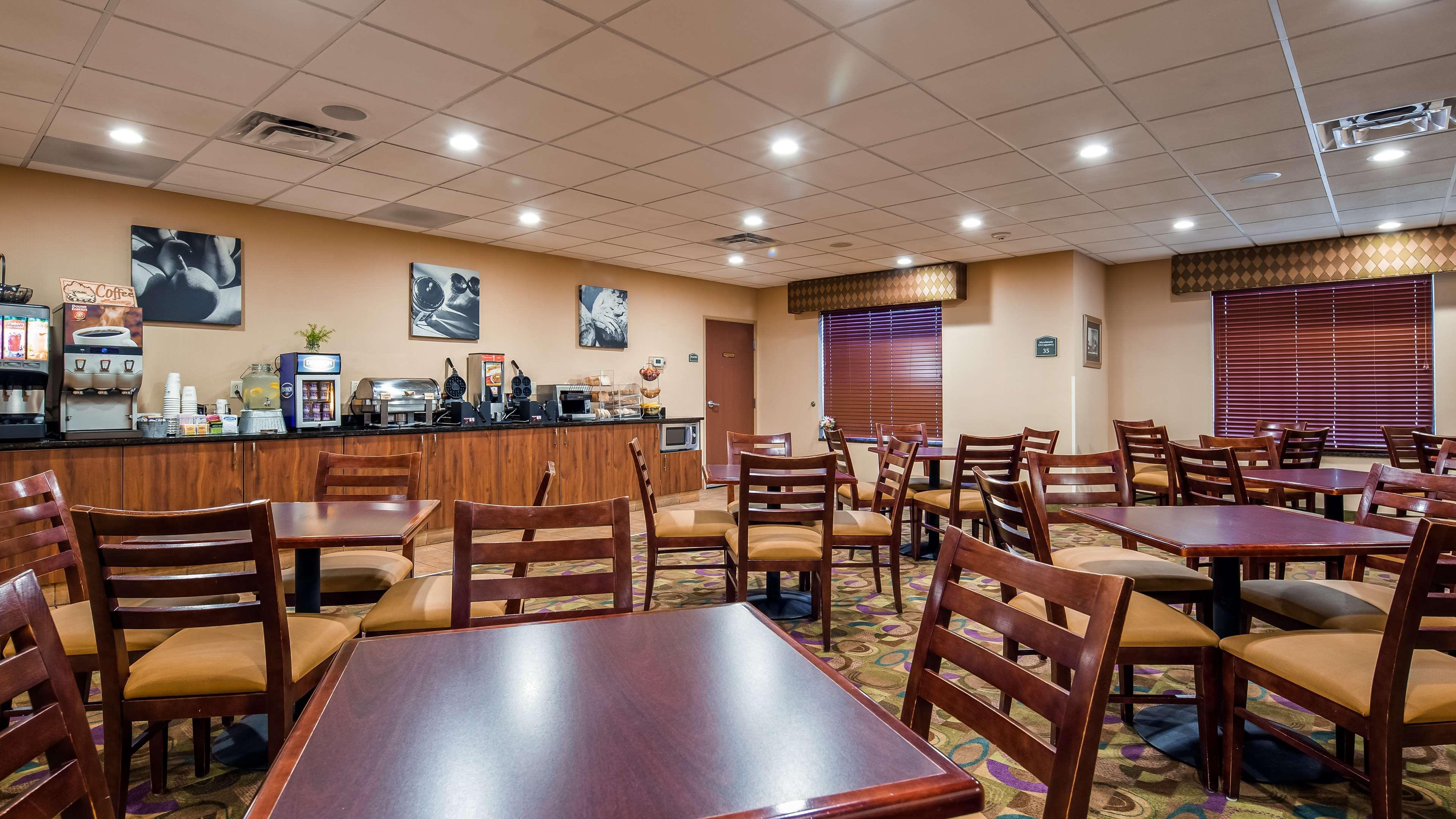Best Western Plus Victor Inn & Suites Exterior photo