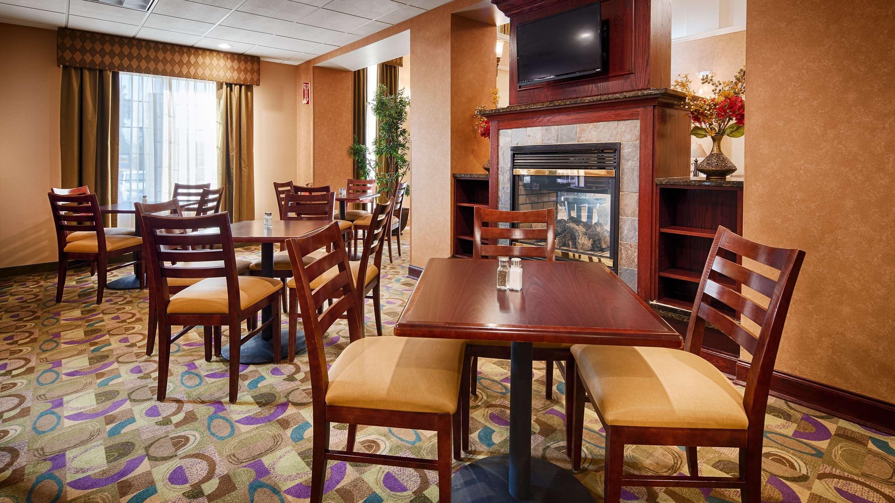 Best Western Plus Victor Inn & Suites Exterior photo