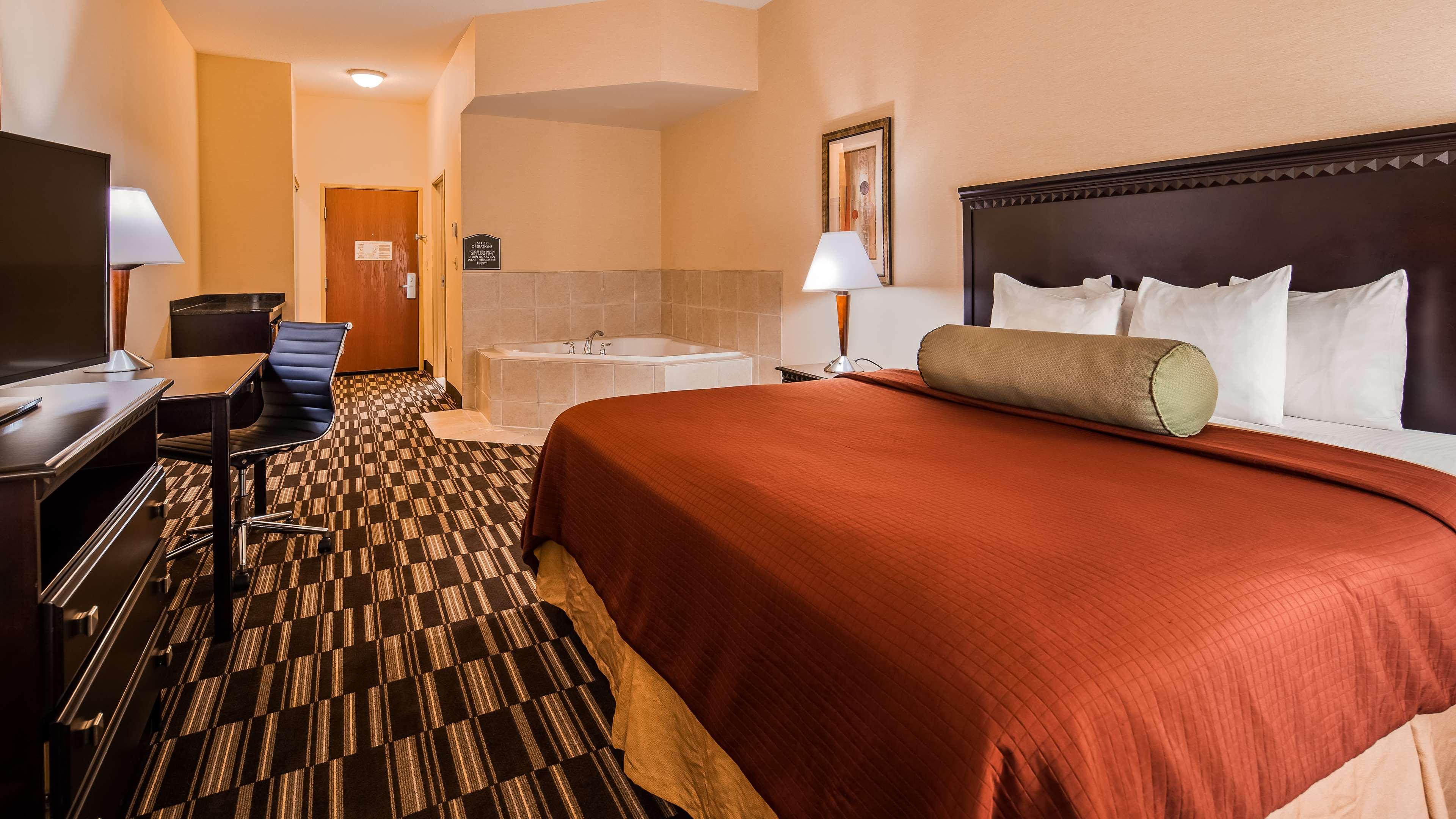 Best Western Plus Victor Inn & Suites Exterior photo