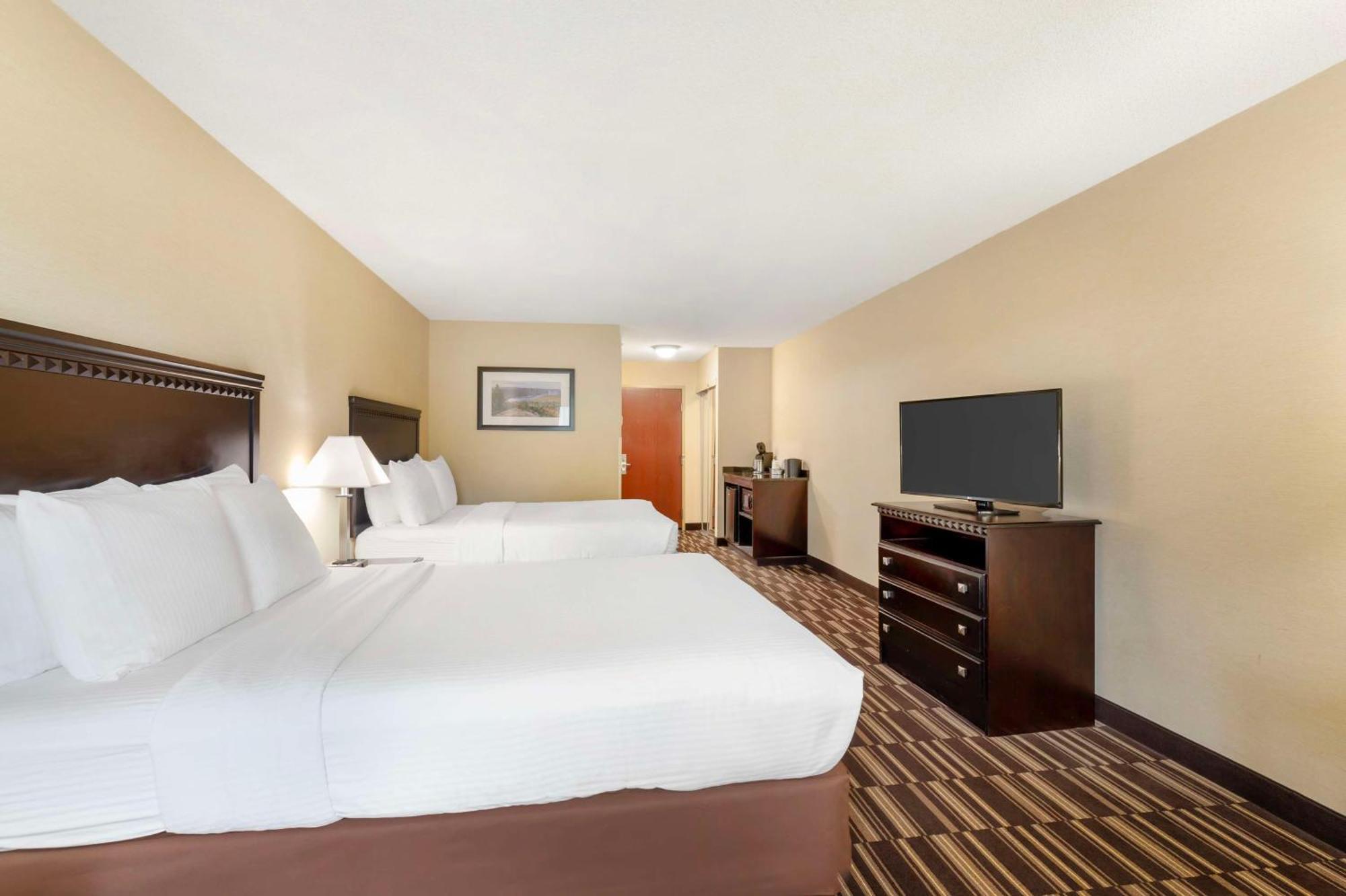 Best Western Plus Victor Inn & Suites Exterior photo