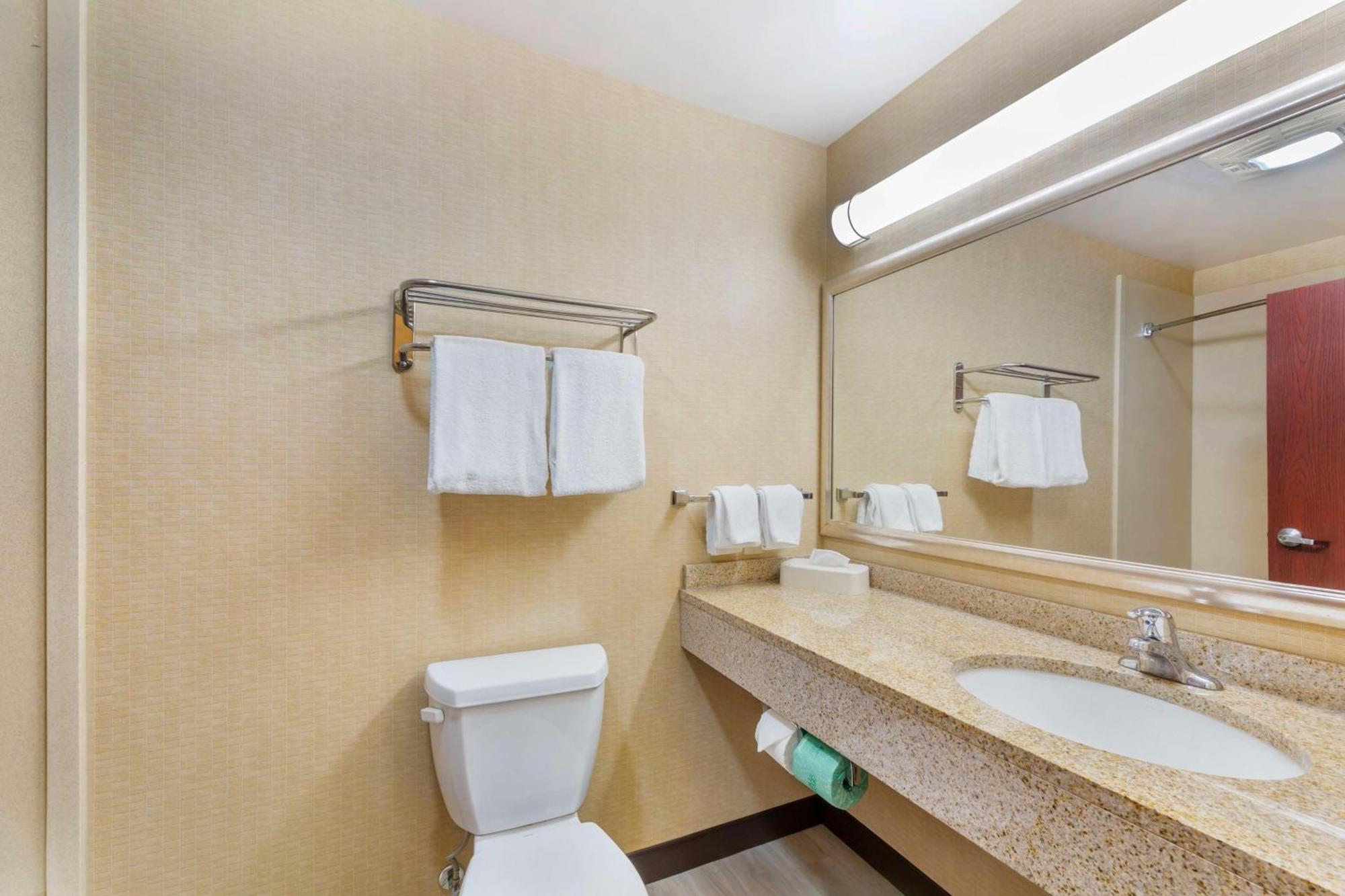 Best Western Plus Victor Inn & Suites Exterior photo