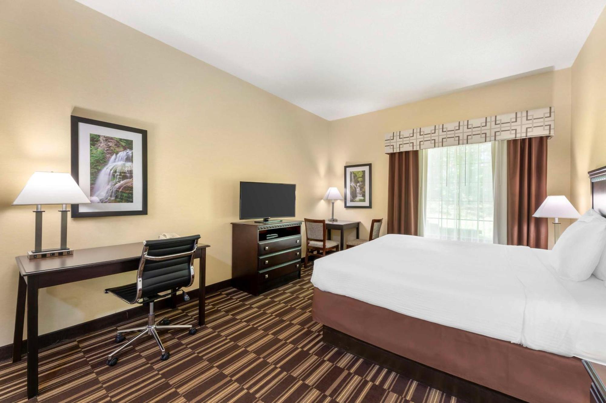 Best Western Plus Victor Inn & Suites Exterior photo