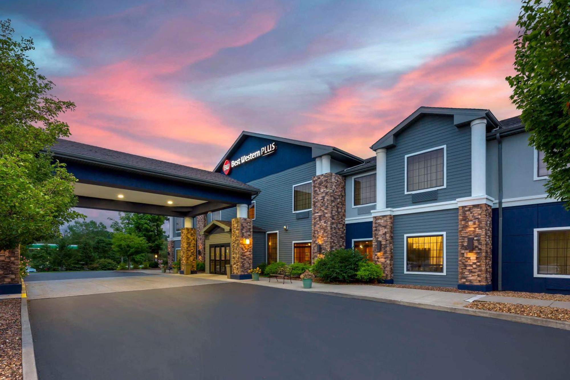 Best Western Plus Victor Inn & Suites Exterior photo
