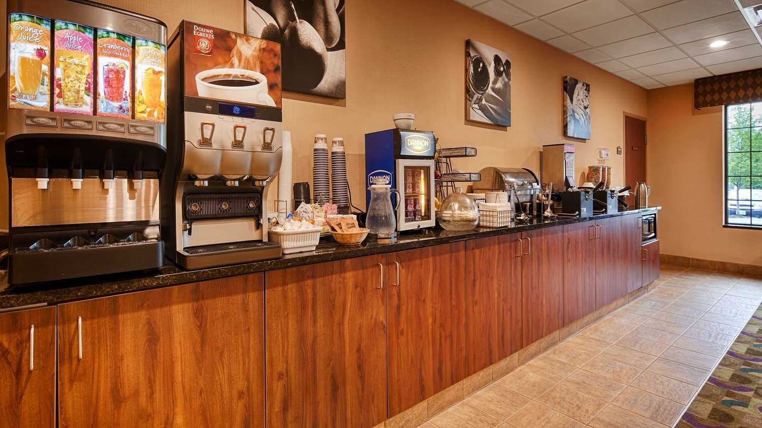 Best Western Plus Victor Inn & Suites Exterior photo